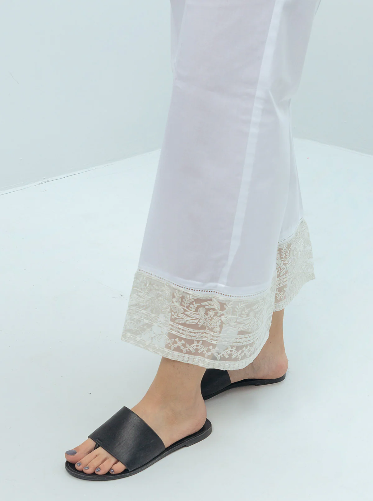 EMBROIDERED SLACK PANTS